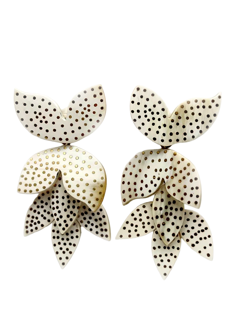 HORN FLOWER EARRINGS WITH METAL INLAY