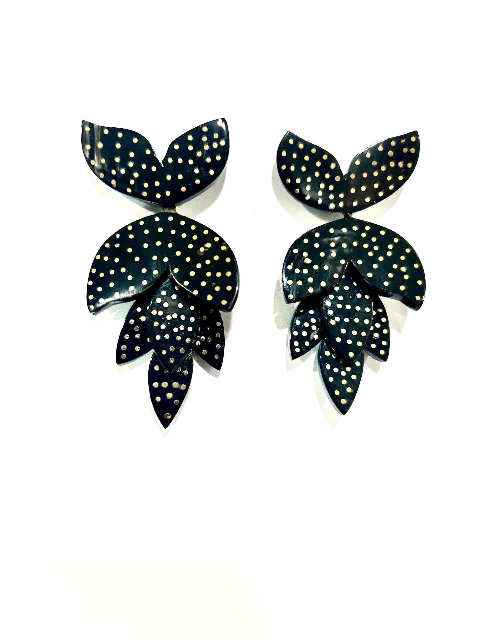 HORN FLOWER EARRINGS WITH METAL INLAY